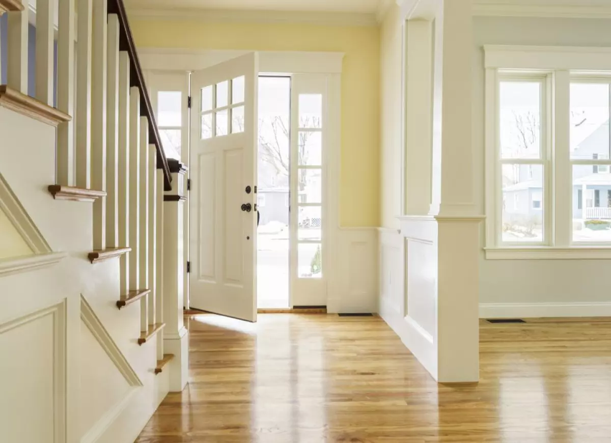 Stairs opposite the main door allow the Chi to rush out