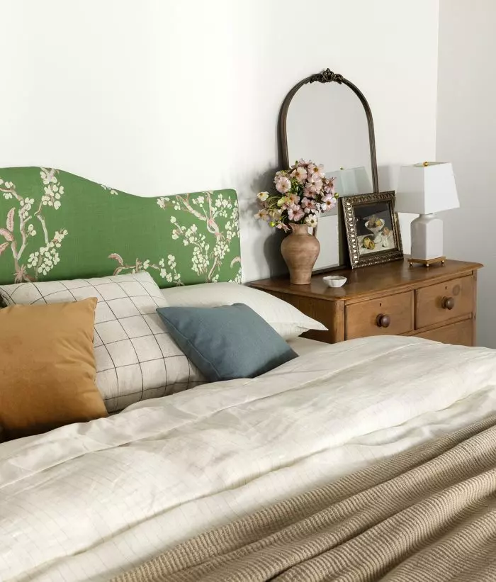 How to arrange pillows on a bed