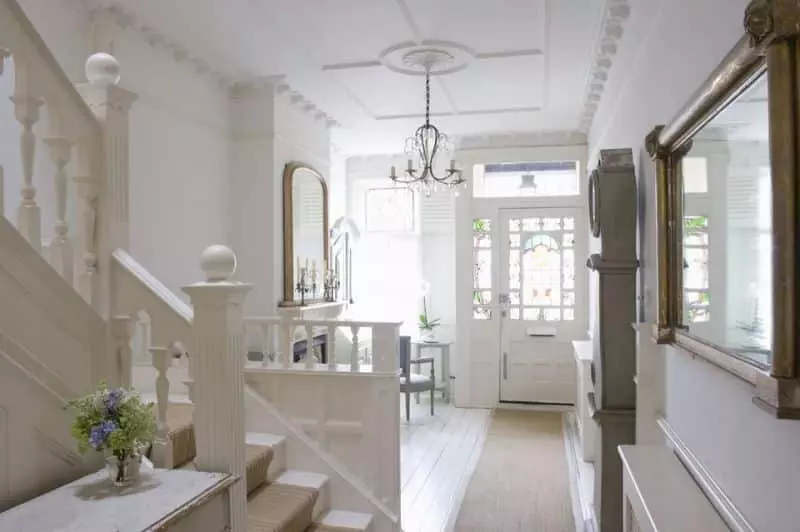 Hanging a mirror opposite the stairs is taboo in feng shui