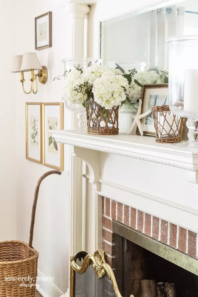 Living room with Creamy walls