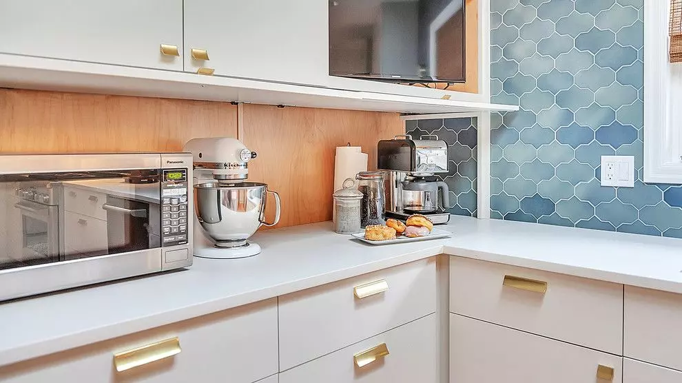 Wood Counter Chairs in Mid-Century Modern Kitchen via @destinationeichler