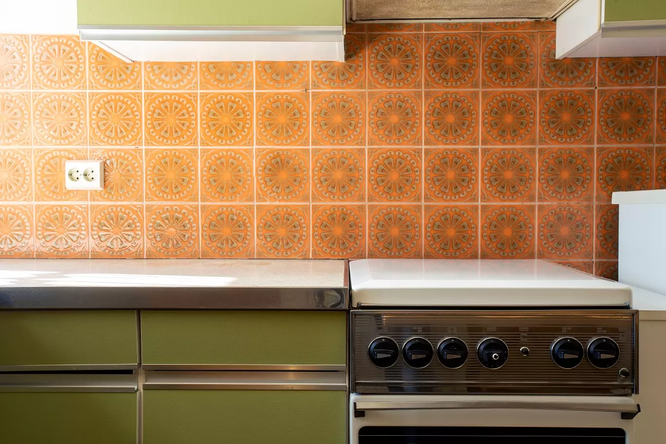 Vintage retro kitchen with orange pattern tiles, American retro kitchen home interior design 70