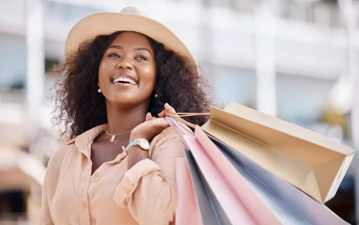 A Capricorn woman shopping in the new year 2024.