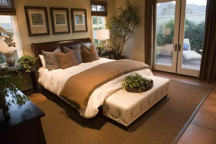 Bedroom with beige walls and bedroom with four posters