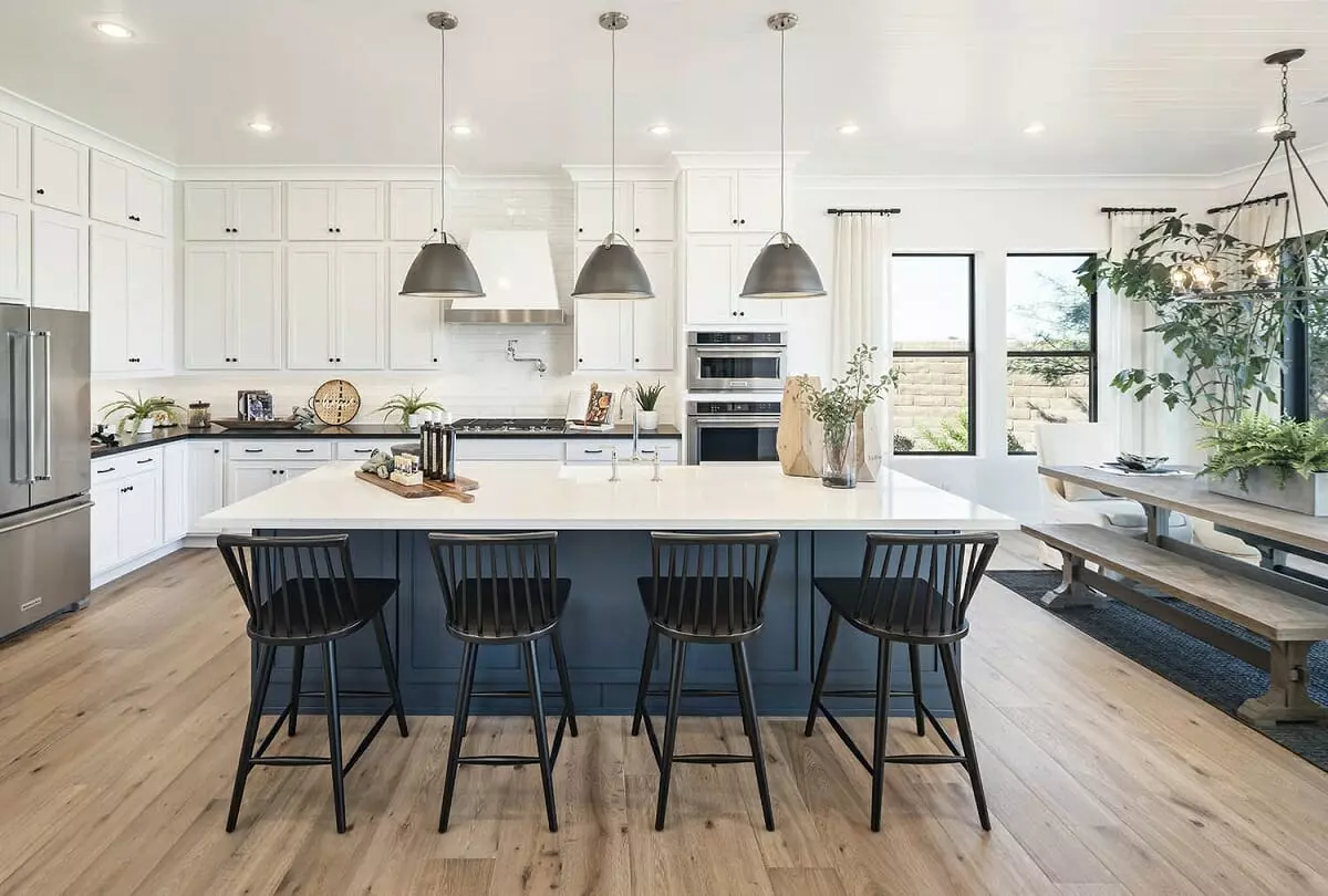 Modern farmhouse kitchen decorating style by Decorilla designer, Alexa H.