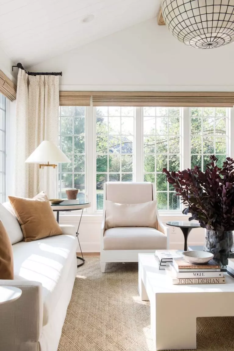 Such a beautiful transitional living room! I love the mix of modern and organic elements