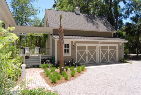 cozy breezeway design and detached garage for a more rustic feel in this mountain house