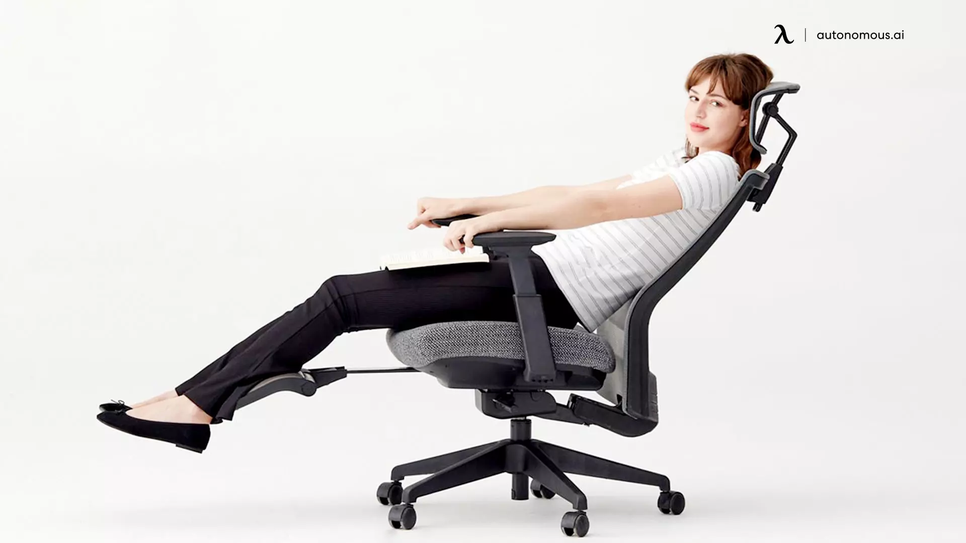 Choose a comfortable chair in feng shui bedroom office