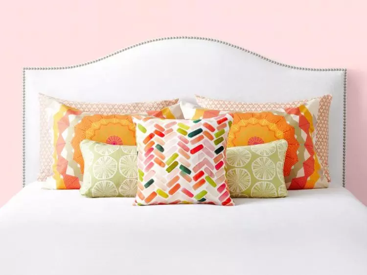 How to Arrange Pillows on your Bed - Overflowing look