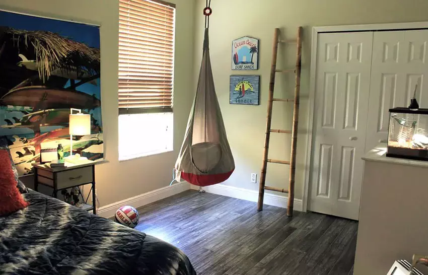 Egg-shaped swinging chair in room