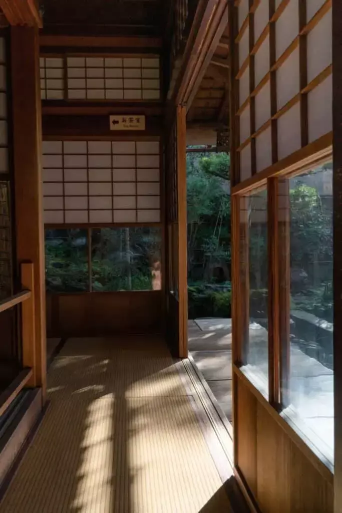 Engawa wrap-around hallway