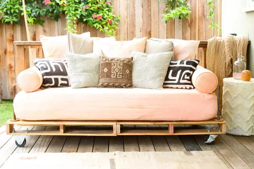 Pallet bed with a lot of pillows