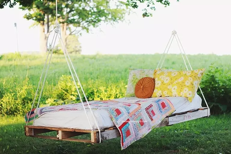 Outdoor pallet bed