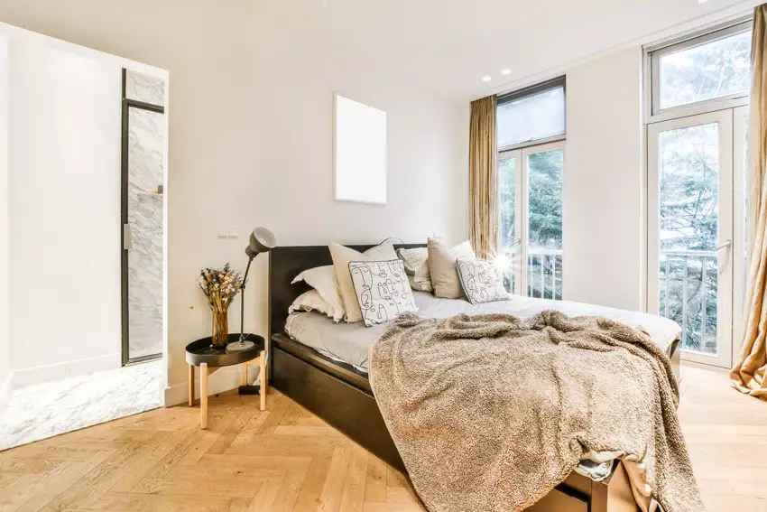 Spacious bedroom with gold finishes