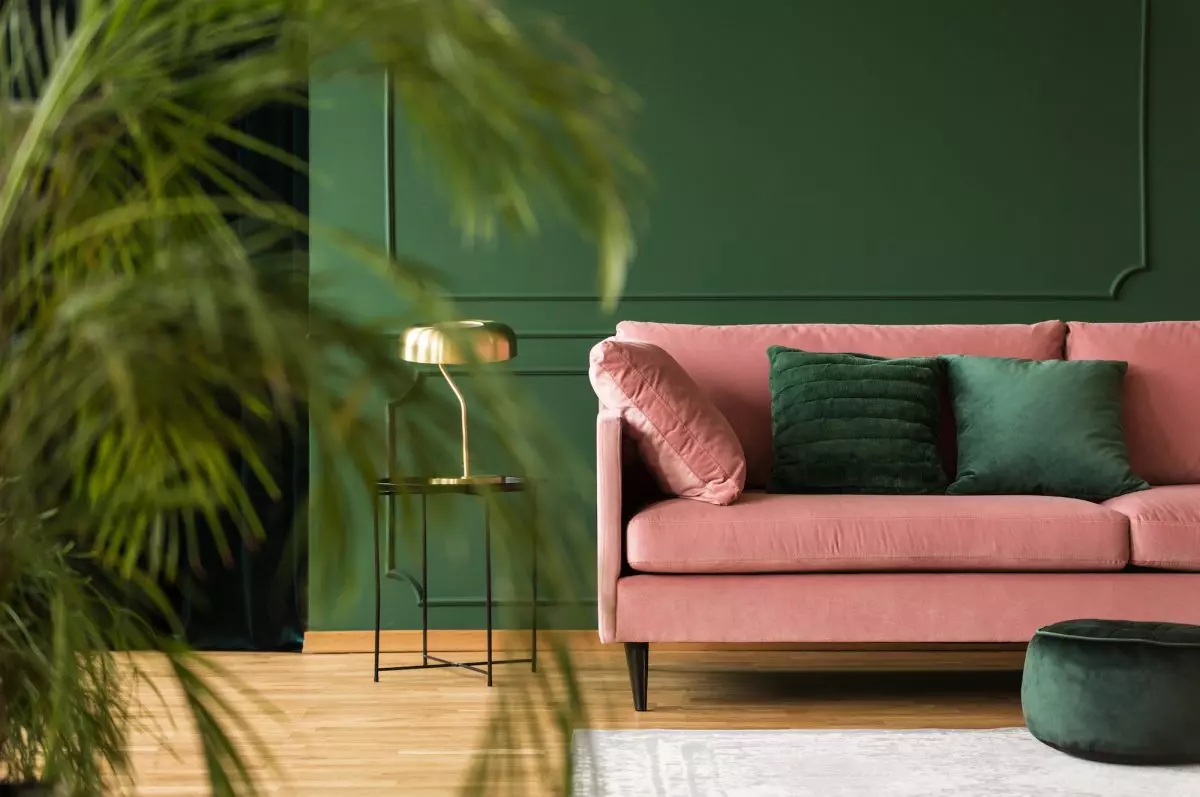 Emerald color in the living room - choose a strong interior