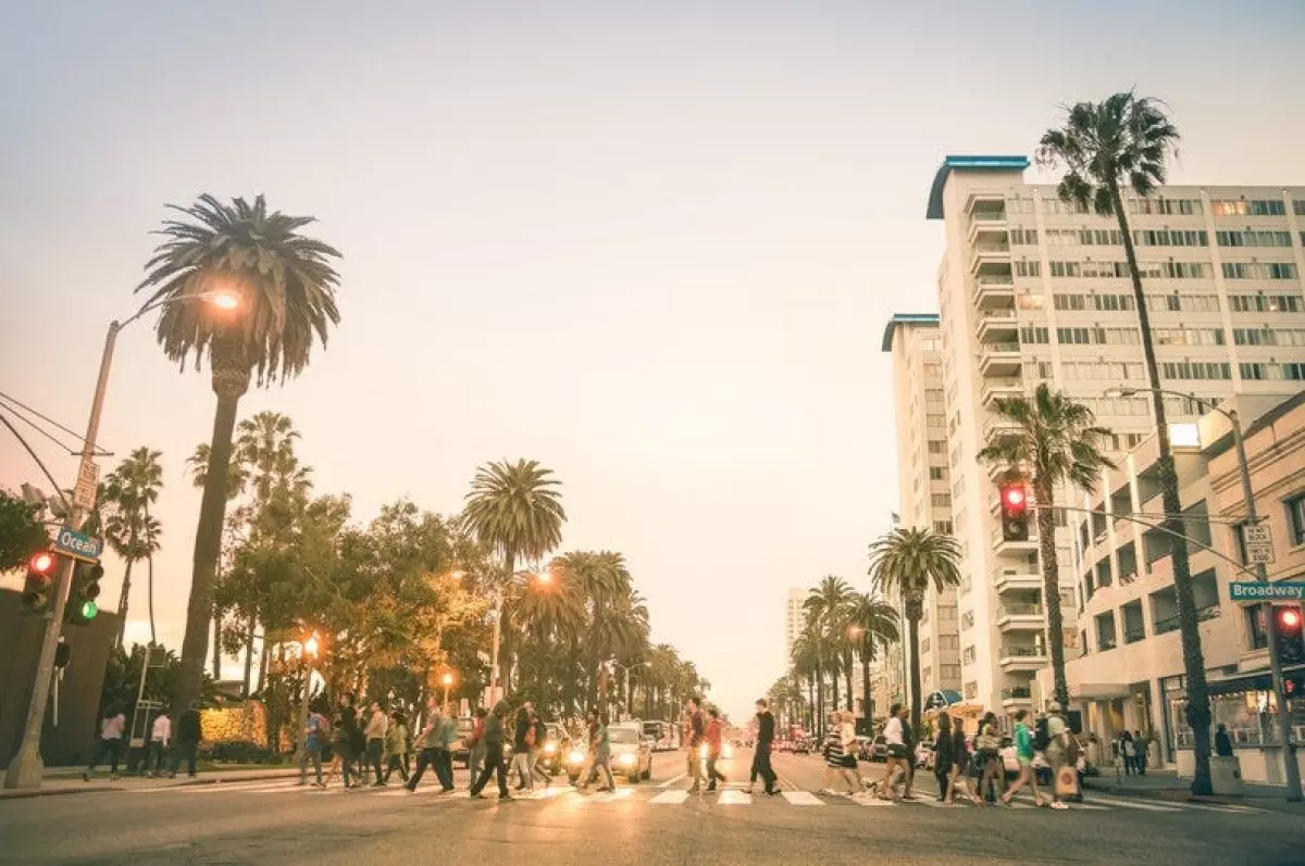 People crossing a city street in Los Angeles