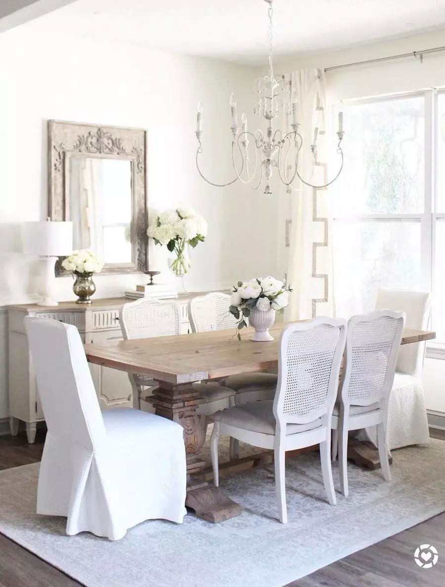 Provencal Blue Accents French Country Dining Room via @provencepoiriers