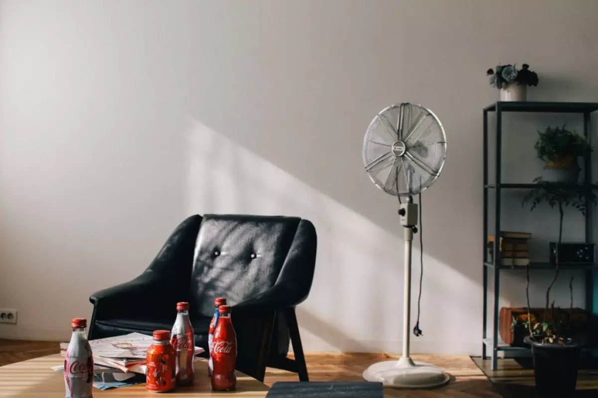 standing-fan-in-room