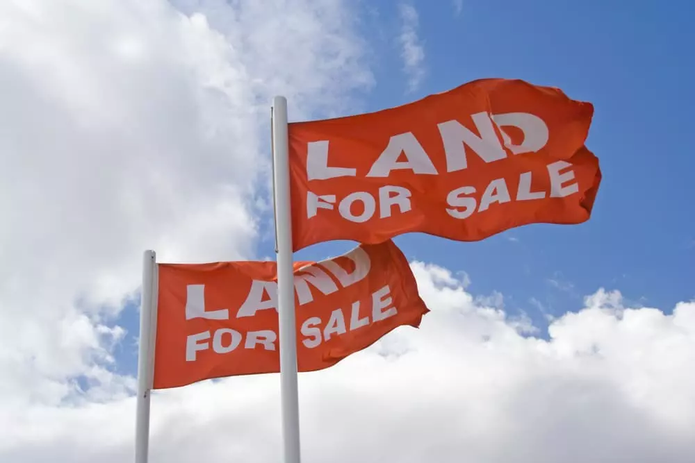 Flags used to sell lots and land