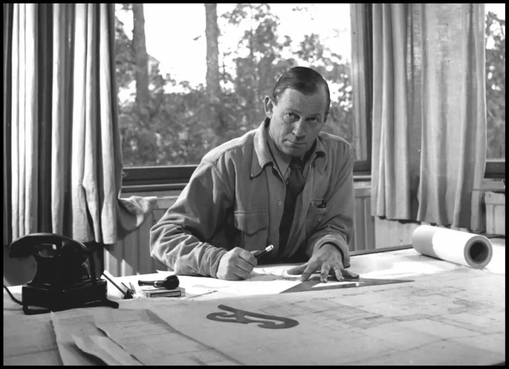 Alvar Aalto in his studio in 1945. ©Aalto Foundation