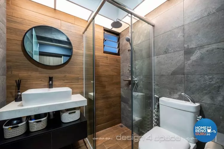 Bathroom with distinct walls and a circular mirror