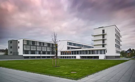 Dessau Bauhaus / Walter Gropius. Image © Thomas Lewandovski