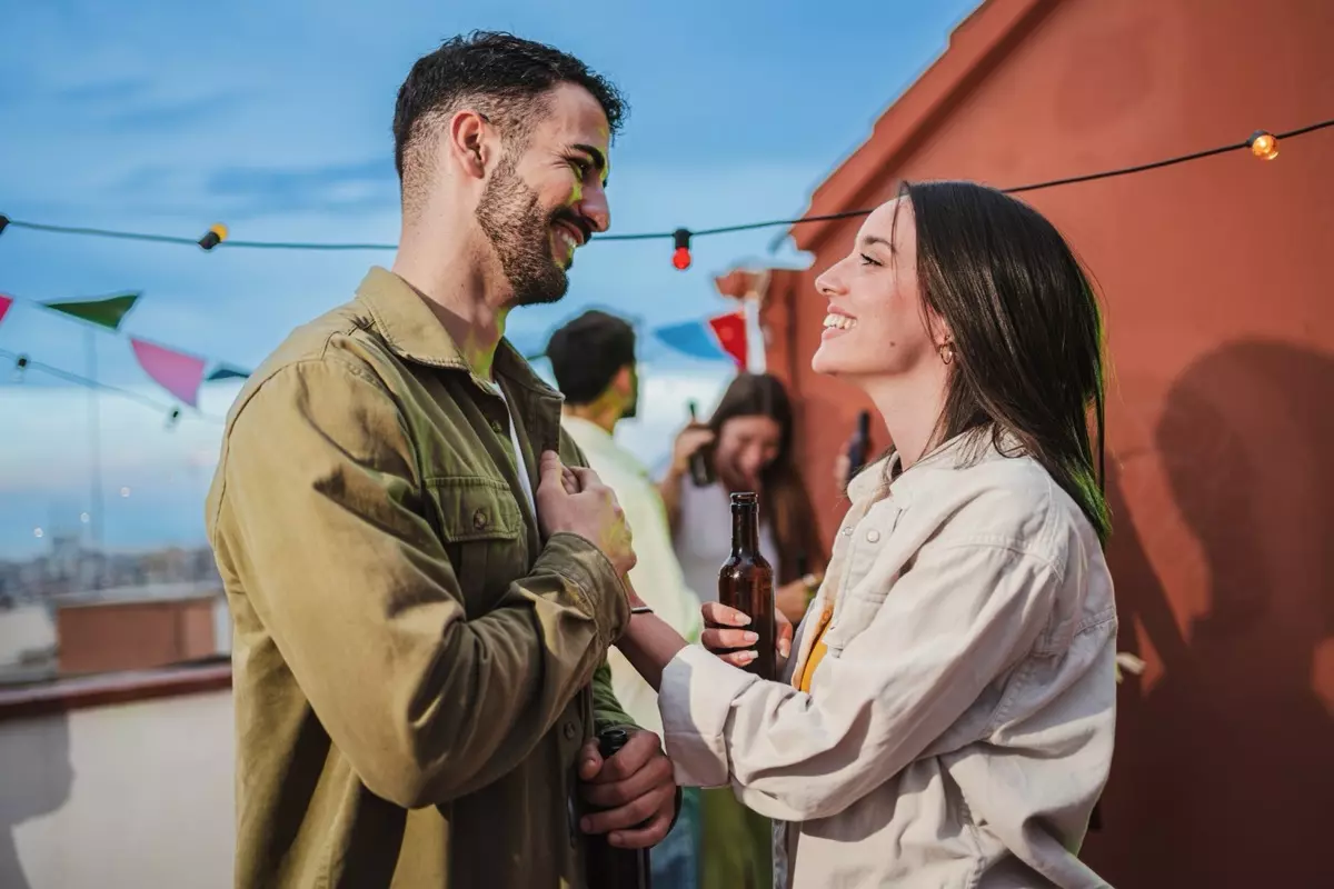 man figuring out ways to say I love you to his girlfriend while at a bar