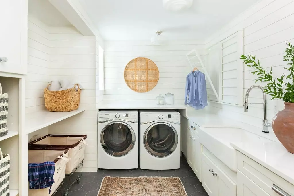 Light and modern laundry room design