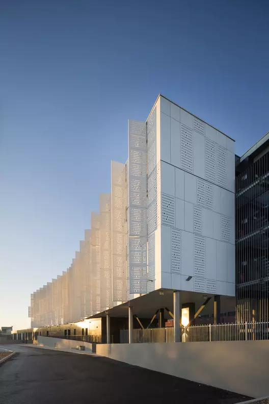 Boarding School in Nimes / MDR Architectes - Fence, Facade