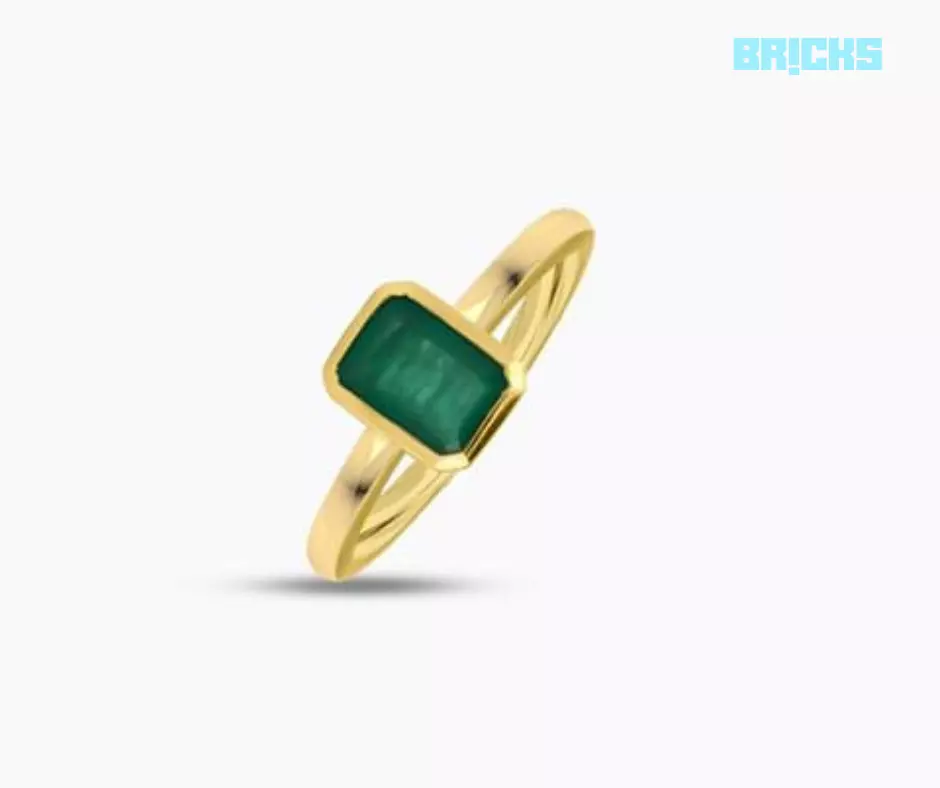 A Gold Feng Shui Ring with An Emerald Stone