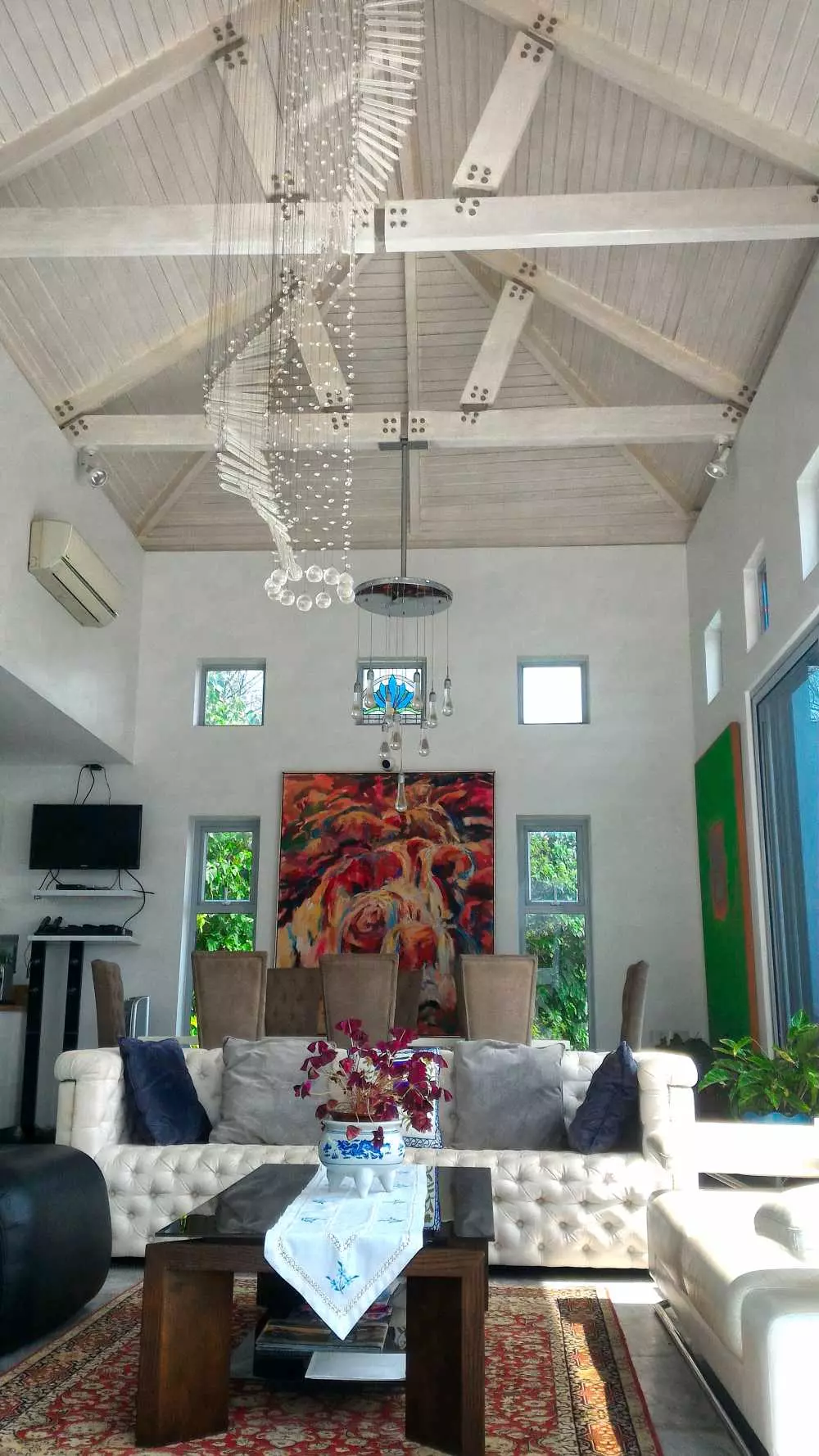 Casa Alexandria using a vaulted ceiling for adding space value and user comfort.