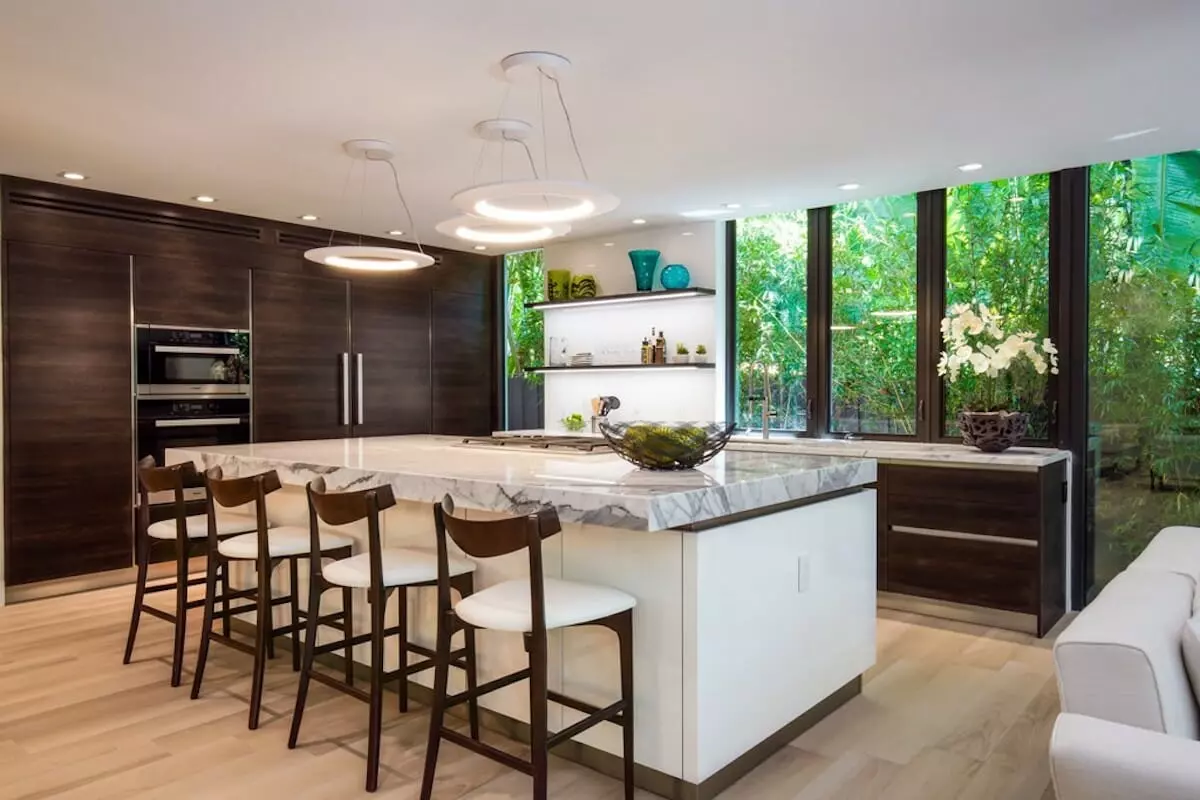 Contemporary custom kitchens near me by Decorilla designer, Taize M.