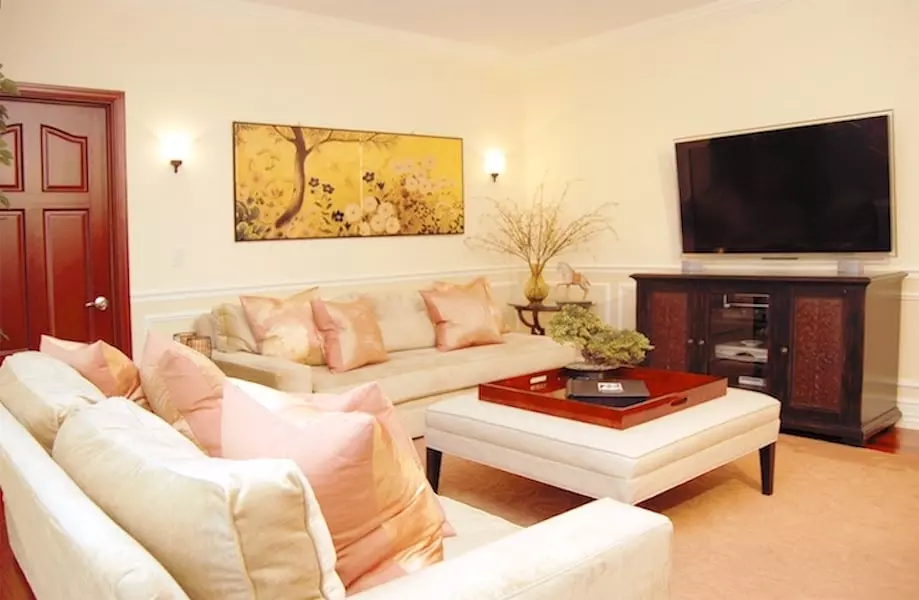 Living room with two sofas and Benjamin Moore Sugar Cookie painted walls.