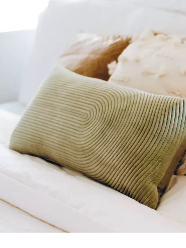   How to Choose the Perfect Throw Pillows for Your Bed